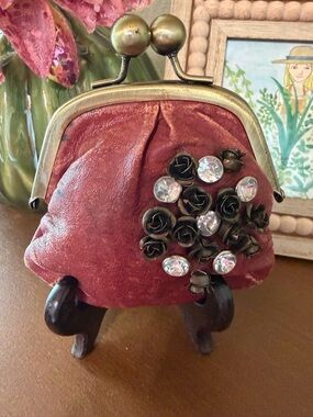 Vintage Fossil leather Kiss-Lock Wristlet Clutch with Floral Embellishments